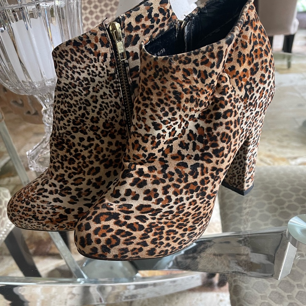 Leopard print suede booties size 39